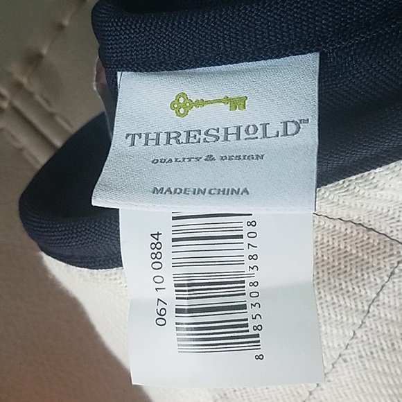 NWOT Threshhold picnic blanket with carry strap - Picture 3 of 6
